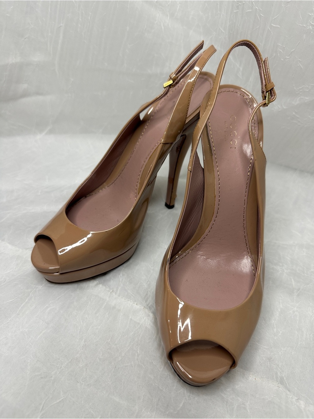 Gucci Nude Patent Leather Peep Toe Slingback Heels with Gold Buckle - Picture 4 of 12